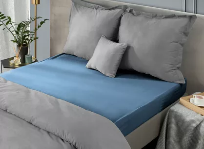 Prześcieradło z satyny bawełnianej z gumką NOVA 3 granatowe 100x200