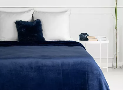 Koc jednokolorowy 220x200 TEDY granatowy imitujący buklę