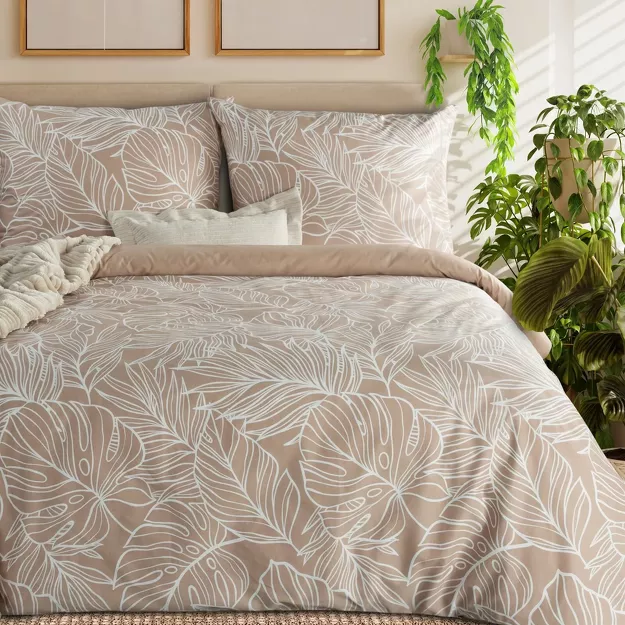 Pościel satynowa 160x200 SPRING 81 jasny brąz z wzorem białych wyrazistych liści z kolekcji Classic