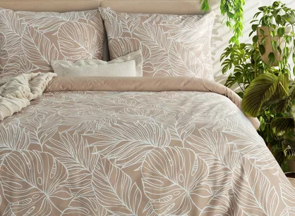 Pościel satynowa 160x200 SPRING 81 jasny brąz z wzorem białych wyrazistych liści z kolekcji Classic