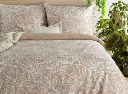 Pościel satynowa 160x200 SPRING 81 jasny brąz z wzorem białych wyrazistych liści z kolekcji Classic
