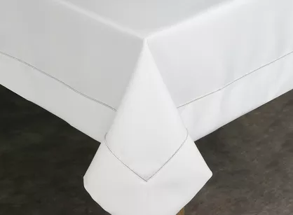 Obrus elegancki 145x400 MADELE biały zdobiony srebrną lamówką