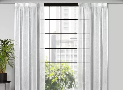 Firana na taśmie 140x270 KELLY biała o strukturze delikatnego deszczyku z błyszczącą srebrną nicią