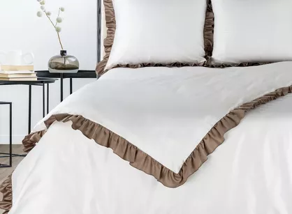 Pościel bawełniana 160x200 ELIZA biała zdobiona ozdobną kawową falbanką z kolekcji Nova Style