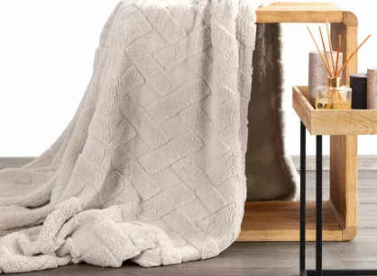 Koc na fotel 70x160 CARO beżowy puszysty typu flano z wytłaczanym wzorem Design 91