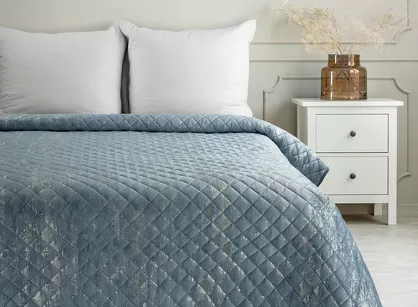 Narzuta welwetowa 220x240 BLINK 3 niebieska pikowana ze srebrnym przecieranym wzorem