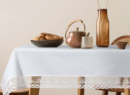 Obrus 140x260 NATALY biały zdobiony koronką