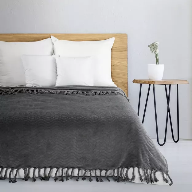 Koc 150x200 EMMA stalowy z wytłaczanym falującym wzorem z frędzlami