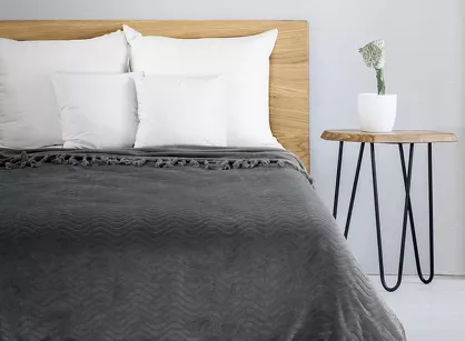 Koc 150x200 EMMA stalowy z wytłaczanym falującym wzorem z frędzlami