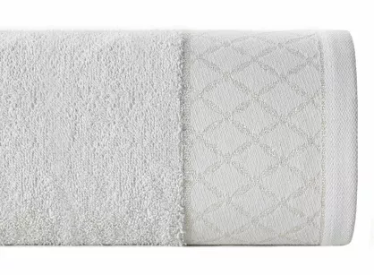 Ręcznik bawełniany 70x140 LAYLA srebrny z szeroką bordiurą w romby przetykaną błyszczącą nicią