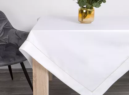 Obrus elegancki 145x300 MADELE biały zdobiony złotą lamówką