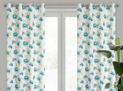 Zasłona na przelotkach 140x250 ALMA biała z mikrofibry z delikatnymi niebieskimi kwiatkami