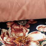 Pościel satynowa 220x200 SPRING 79 czarna z wzorem ceglastych kwiatów z kolekcji Classic - 3