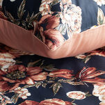 Pościel satynowa 220x200 SPRING 79 czarna z wzorem ceglastych kwiatów z kolekcji Classic - 2