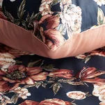 Pościel satynowa 220x200 SPRING 79 czarna z wzorem ceglastych kwiatów z kolekcji Classic - 2