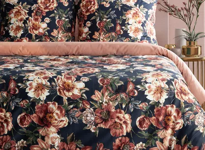 Pościel satynowa 220x200 SPRING 79 czarna z wzorem ceglastych kwiatów z kolekcji Classic