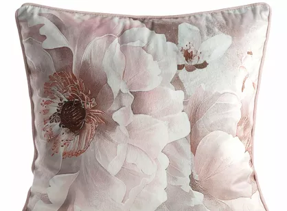Poszewka welwetowa 45x45 FLORINA pudrowy róż nadruk kwiatowy obszyta lamówką