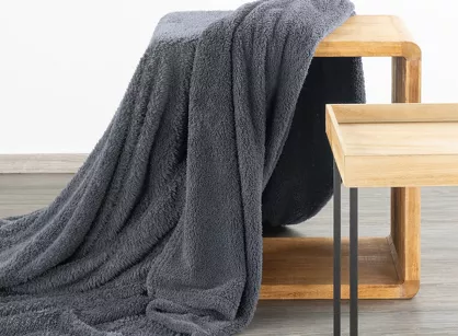 Koc na fotel 70x160 LORI stalowy puszysty jednokolorowy z kolekcji Design 91
