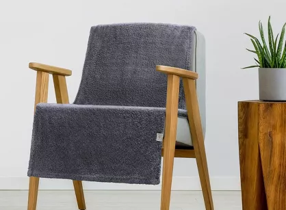 Koc na fotel 70x160 LORI stalowy puszysty jednokolorowy z kolekcji Design 91