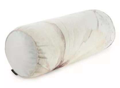 Poszewka welwetowa z wypełnieniem wałek 20x48 VELVET 144 kremowa z designerskim beżowym wzorem kwiatów obszyta lamówką