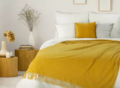 Koc gładki 130x170 AKRYL 4 żółty z frędzlami miły w dotyku