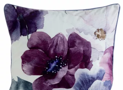 Poszewka welwetowa 45x45 VELVET 124 fioletowa z designerskim wzorem kwiatów obszyta lamówką