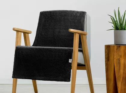 Koc na fotel 70x160 LORI czarny puszysty jednokolorowy z kolekcji Design 91