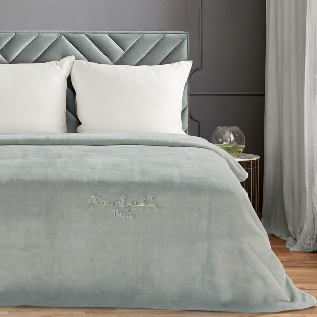 Koc akrylowy 220x240 CLARA 1 Pierre Cardin srebrny jednokolorowy z wyhaftowanym logo