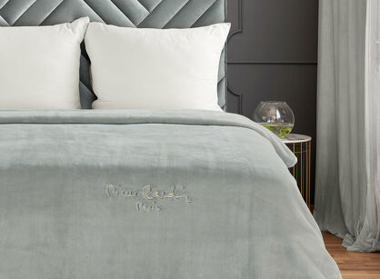 Koc akrylowy 220x240 CLARA 1 Pierre Cardin srebrny jednokolorowy z wyhaftowanym logo