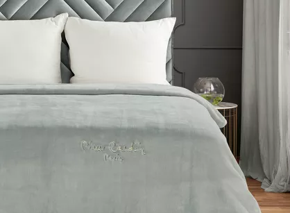 Koc akrylowy 220x240 CLARA 1 Pierre Cardin srebrny jednokolorowy z wyhaftowanym logo