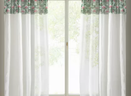 Zasłona gotowa na taśmie 140x250 BOTANIC biała z drukowanym wzorem liści i flamingów