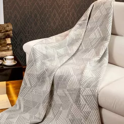 Koc bawełniany 150x200 1382-1 popielaty w geometryczny wzór wykończony szydełkiem