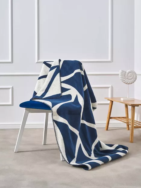 Koc bawełniany 150x200 2136-1 biały granatowy fale wykończony szydełkiem