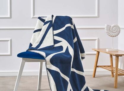 Koc bawełniany 150x200 2136-1 biały granatowy fale wykończony szydełkiem