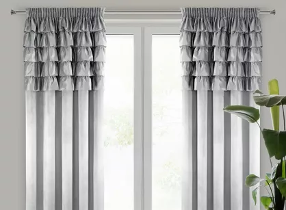 Zasłona na taśmie 140x270 AURA welwetowa srebrna jednokolorowa zdobiona w górnej części falbanami