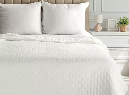 Narzuta z mikrofibry 170x210 LIBI 3 kremowa pikowana w delikatny wzór z falbaną