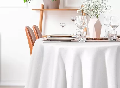 Obrus elegancki okrągły fi 150 ELLEN biały w drobne kropeczki z ozdobną listwą połyskujący srebrną nicią