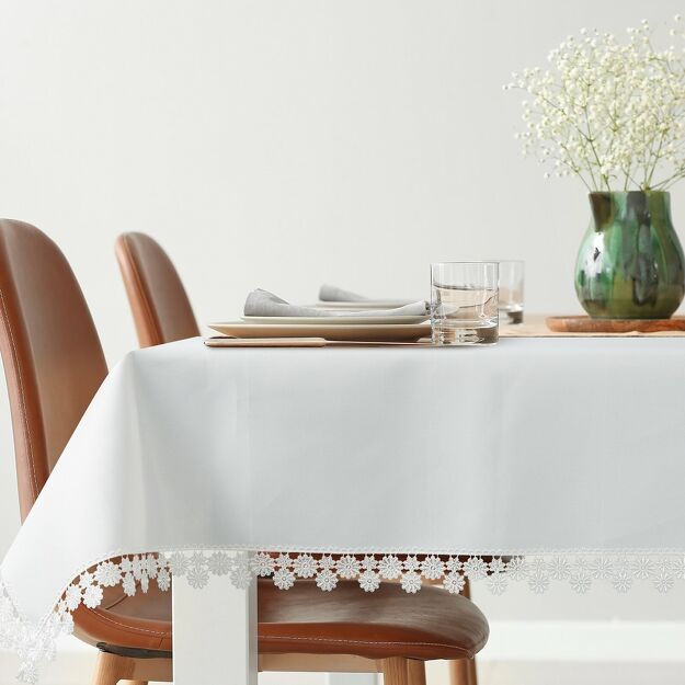 Obrus dekoracyjny 145x300 LAURA biały z ozdobnym haftem