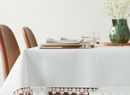 Obrus dekoracyjny 145x300 LAURA biały z ozdobnym haftem
