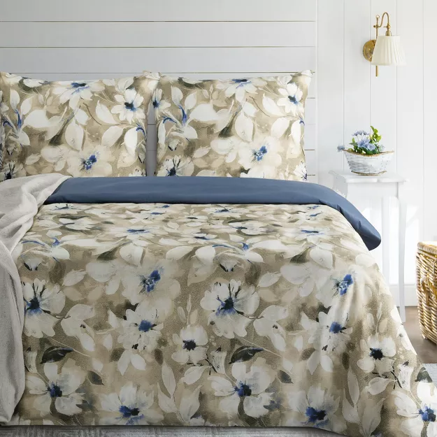Pościel satynowa 140x200 SPRING 66 jasny beż ciemny niebieski z wzorem kwiatów z kolekcji Classic