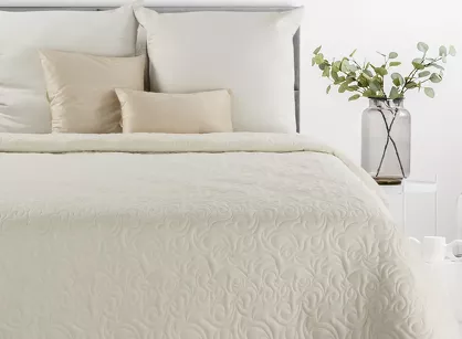 Narzuta jednokolorowa 170x210 LEN 4 kremowa pikowana w ornamentowy wzór imitująca len