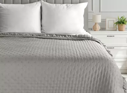 Narzuta z mikrofibry 170x210 LIBI 3 beżowa pikowana w delikatny wzór z falbaną