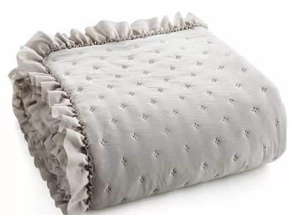 Narzuta z mikrofibry 170x210 LIBI 3 beżowa pikowana w delikatny wzór z falbaną