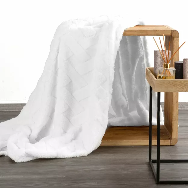 Koc na fotel 70x160 CARO biały puszysty typu flano z wytłaczanym wzorem Design 91