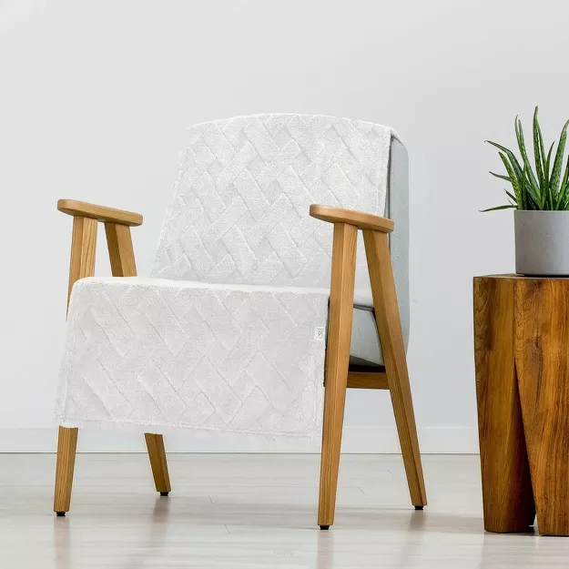 Koc na fotel 70x160 CARO biały puszysty typu flano z wytłaczanym wzorem Design 91