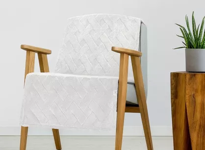 Koc na fotel 70x160 CARO biały puszysty typu flano z wytłaczanym wzorem Design 91