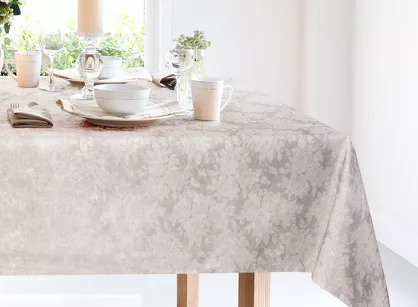 Obrus 160x220 INES 6 jasny srebrny w subtelne różyczki ze srebrną nicią z kolecji Diva Line