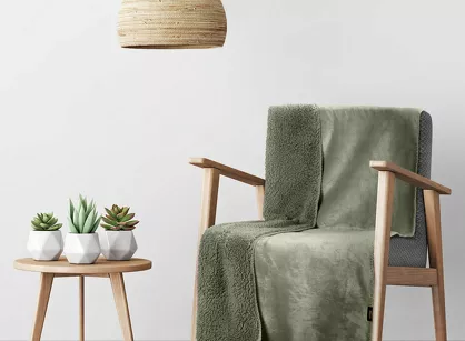 Koc na fotel jednokolorowy 70x160 TEDY oliwkowy imitujący buklę