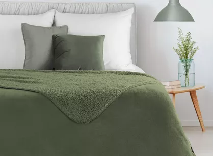 Koc na fotel jednokolorowy 70x160 TEDY oliwkowy imitujący buklę