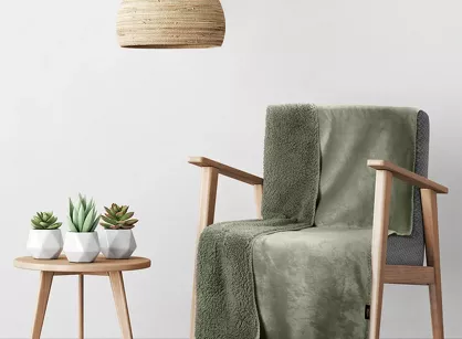 Koc na fotel jednokolorowy 70x160 TEDY oliwkowy imitujący buklę